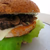 Łososiowy burger z pieczarkami