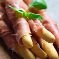 Domowe grissini z szynką parmeńską