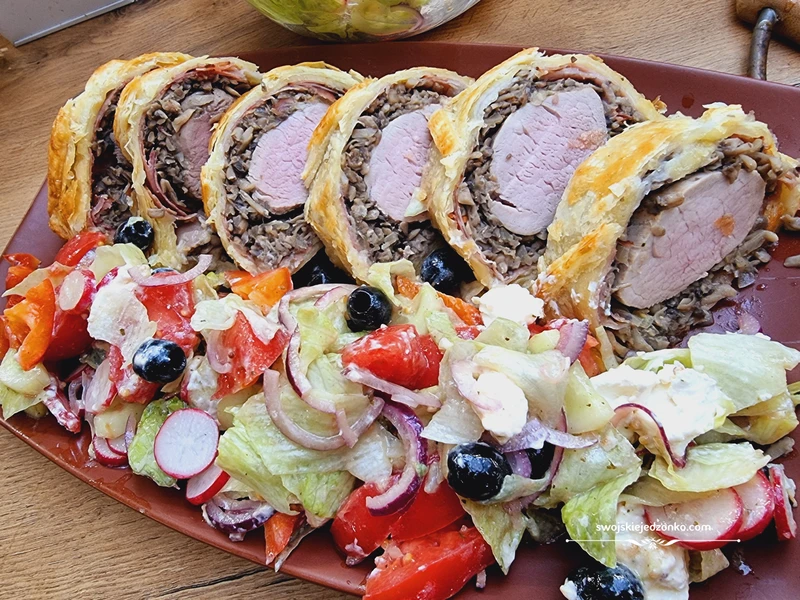 Polędwiczki z pieczarkami w ciescie francuskim
