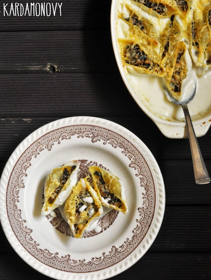 Muszle makaronowe z pieczarkami na beszamelu