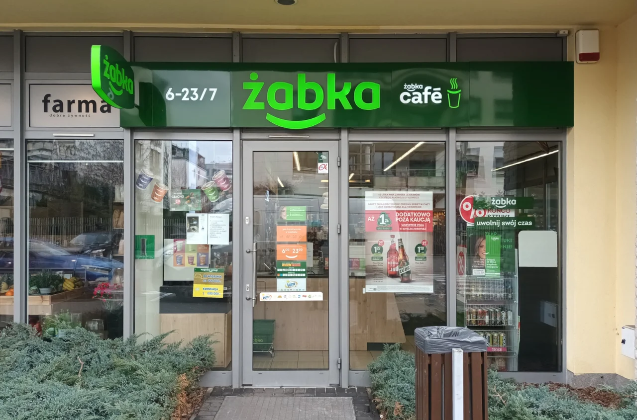 Żabka zaskoczyła nową, nietypową usługą! Klienci mogą zabrać do sklepu za długie spodnie i zepsuty zamek