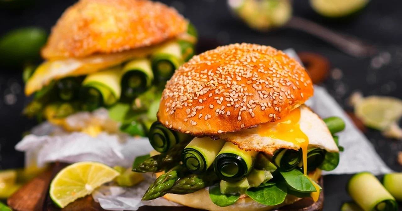 Wegetariańskie zielone burgery ze szparagami, cukinią, awokado i jajkiem