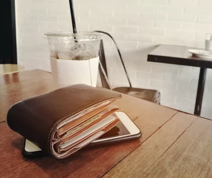 Dlaczego nie można kłaść portfela na stole?
