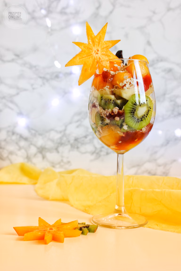 Owocowa salatka z persymoną i konfiturą