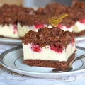Sernik królewski z malinami
