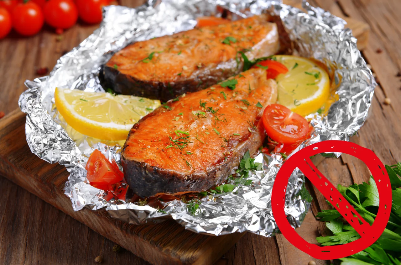 Nie trzymaj ryby pieczonej w folii! To skraca jej świeżość i psuje teksturę