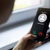 Nie używaj tych słów odbierając telefon! Oszuści tylko na to czekają!