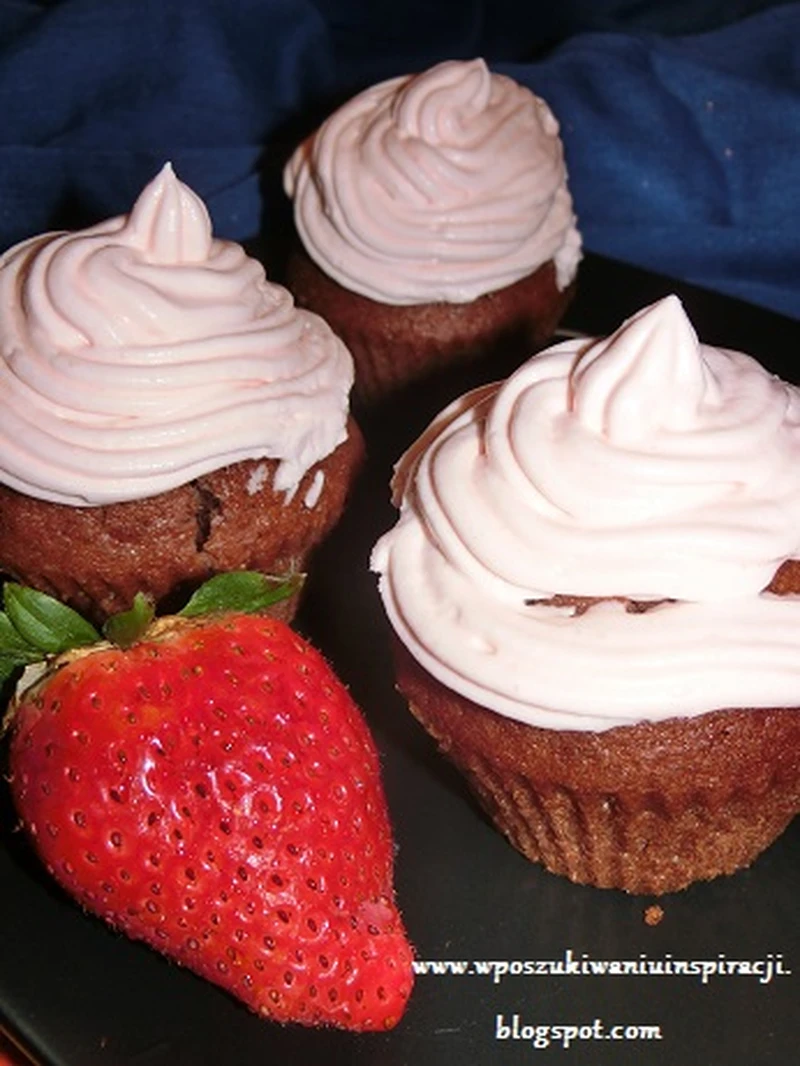 Babeczki red velvet z truskawkami