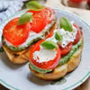 Bruschetta z pesto i pomidorami