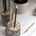 Stojak na długopisy z drewnianego plastra