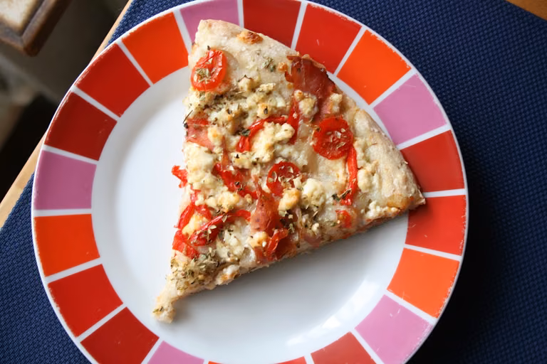 Pizza z wędzonym twarogiem
