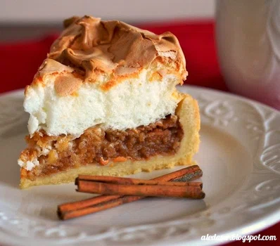 Szarlotka na kruchym spodzie z bezą