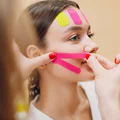 Po co kobiety przyklejają sobie taśmy na twarz?