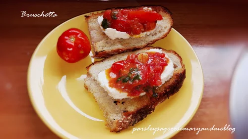 Bruschetta - włoskie grzaneczki z pomidorami i bazylią