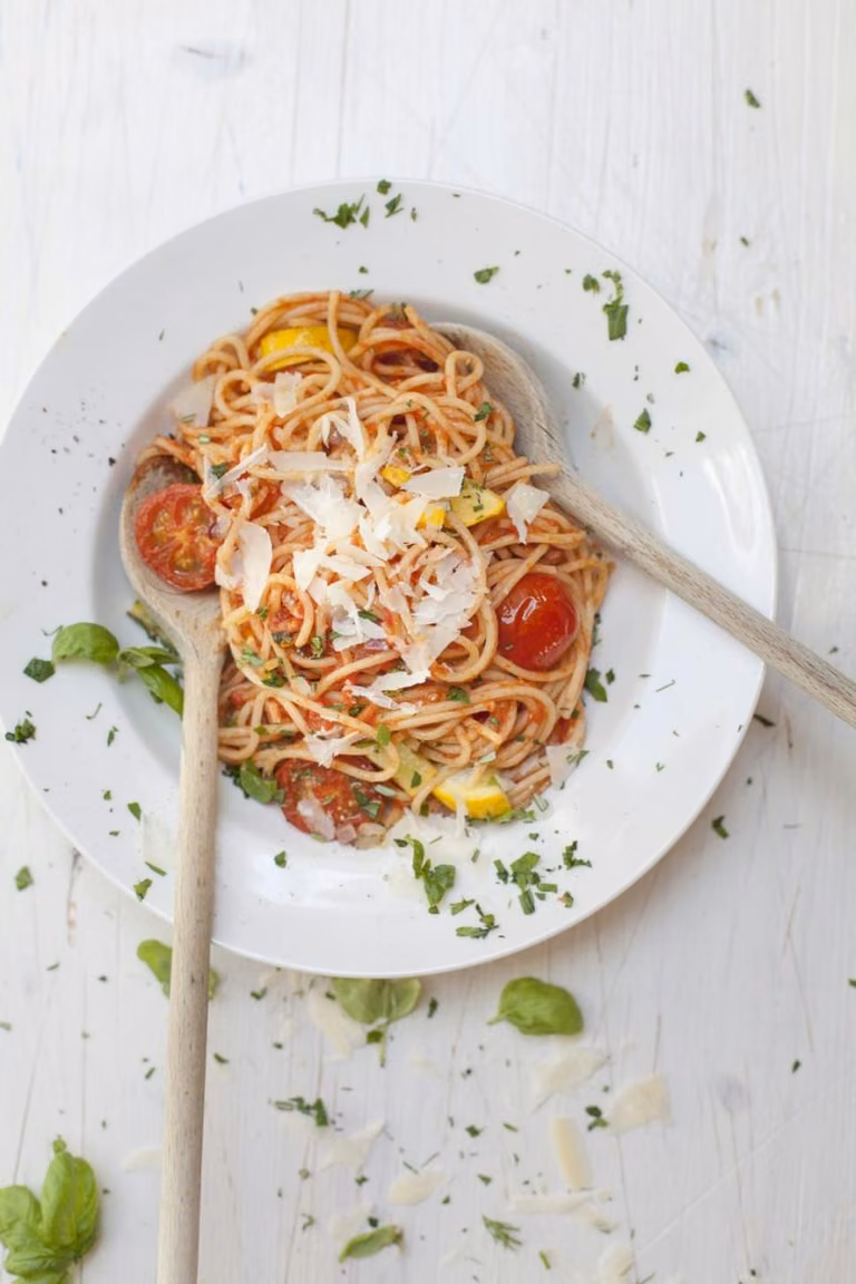 SPAGHETTI Z POMIDORKAMI, KABACZKIEM I PARMEZANEM