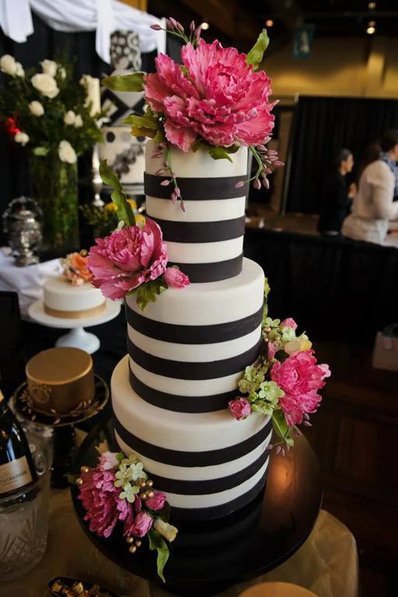 Tort ślubny z kwiatami