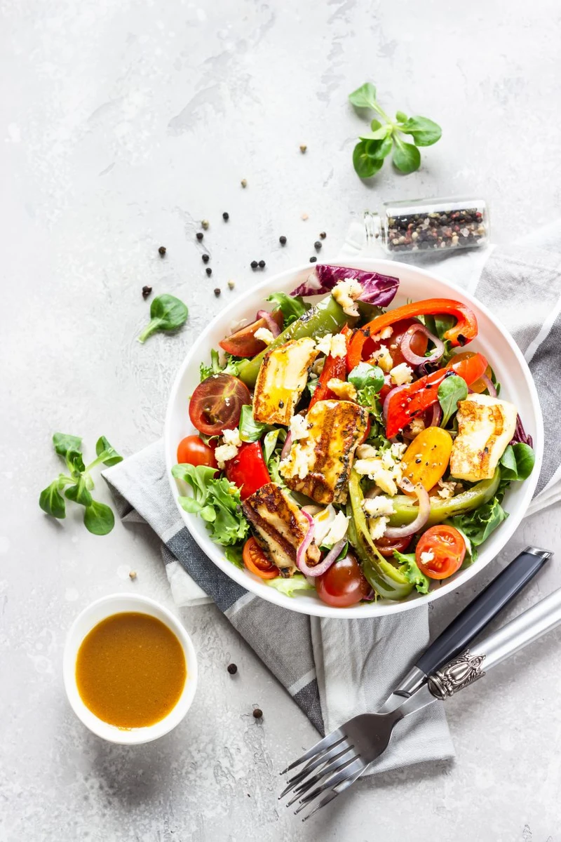 SAŁATKA Z GRILLOWANĄ PAPRYKĄ I HALLOUMI