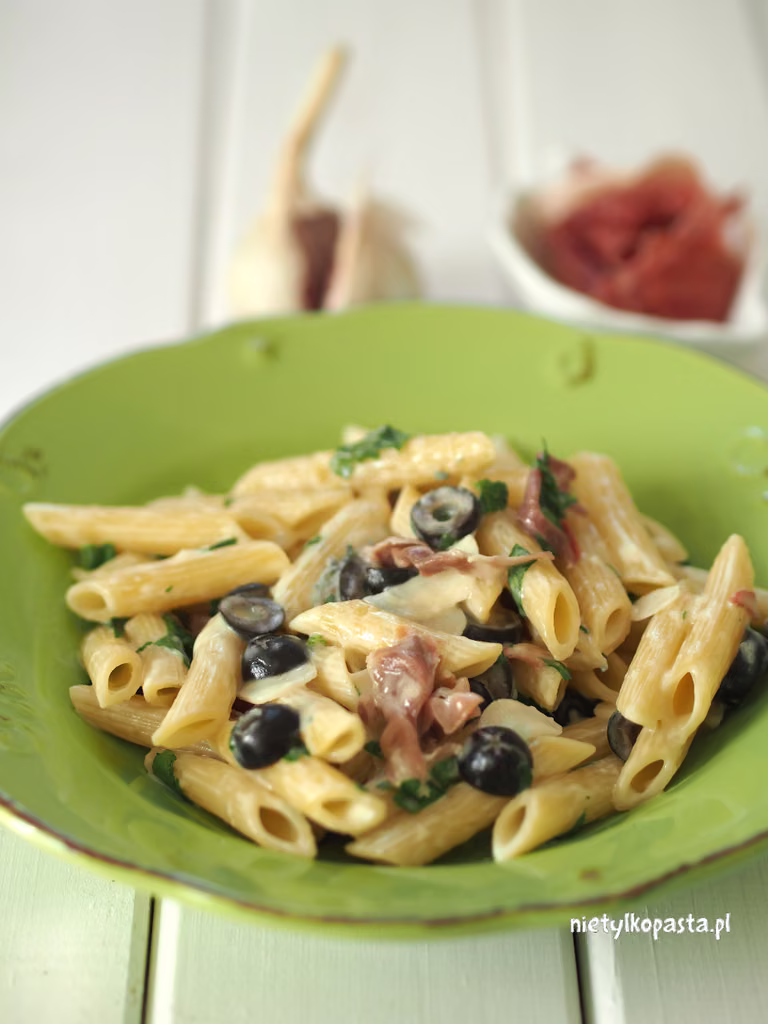 Makaron w sosie śmietanowym z szynką parmeńską
