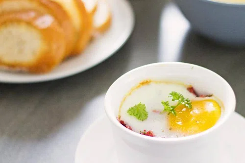 Zapiekane jajko z papryką, żółtym serem oraz salami