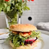 Burger z kurczakiem i pastą z bobu.