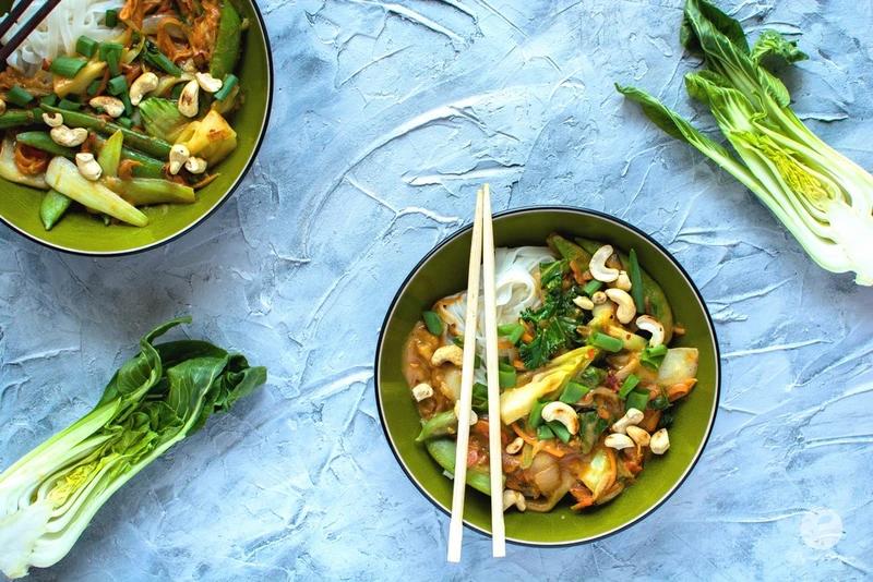 Warzywne stir-fry orzechowo-tamaryndowe
