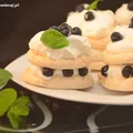 Mini torciki bezowe z bitą śmietaną i mrożonymi owocami aronii