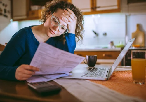 "Mąż straszy mnie, że po rozwodzie zabierze połowę mieszkania kupionego za pieniądze od moich rodziców.” — pisze Magdalena [LIST]