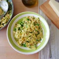 Farfalle alla carbonara z cukinią i groszkiem