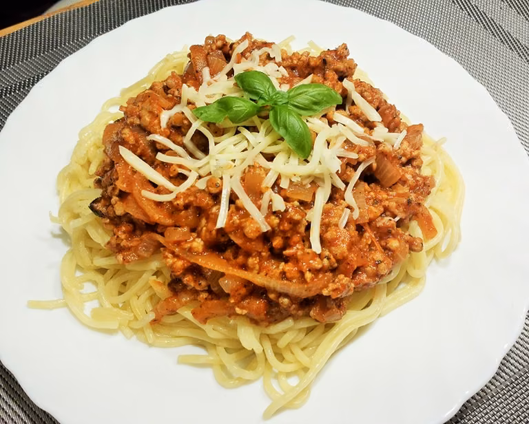 POMYSŁ NA SZYBKIE DANIE - SPAGETTI BOLOGNESE W WERSJI MINIMALISTYCZNEJ