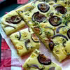 Focaccia z figami, serem pleśniowym i rozmarynem