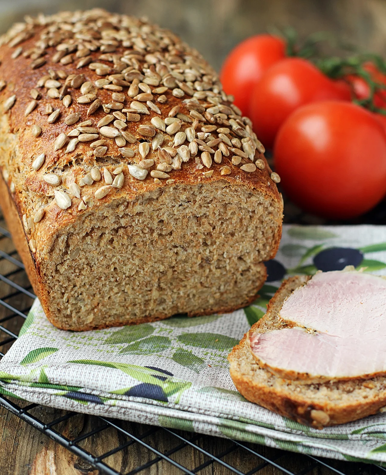 Chleb razowy pszenno-żytni z ziarnami