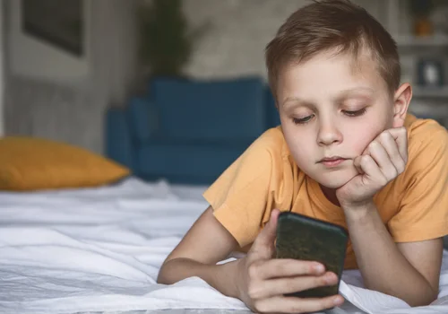 W jakim wieku dać dziecku pierwszy telefon? Sprawdź, co radzą psycholodzy