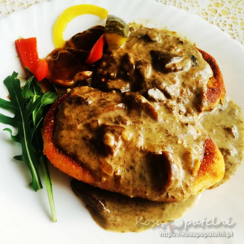 Kotlety ziemniaczane w sosie pieczarkowym