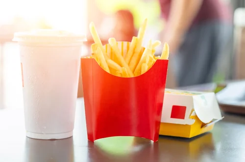 Nowa ustawa o plastiku: jakie zmiany czekają fast foody?