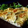 Jaglana quiche bez mąki i tłuszczu. Ze szparagami i serem brie
