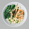 Buddha bowl z łososiem, szpinakiem i boczniakami
