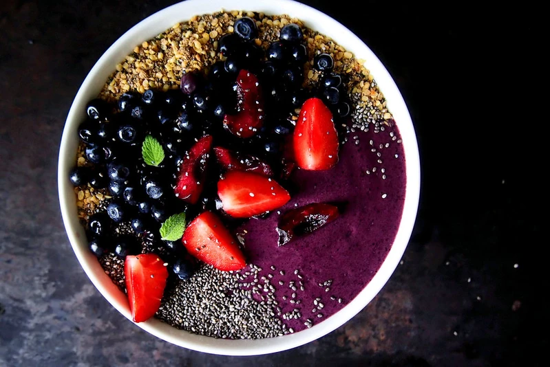Śniadaniowa miska smoothie z jagód. Smoothie bowl