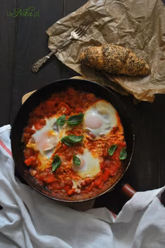Szakszuka, czyli jajka w pomidorach