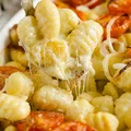 Zapiekane gnocchi z ciągnącym serem i pomidorami – prosty przepis na szybki obiad!