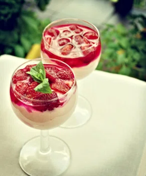 Kremowy deser truskawkowy