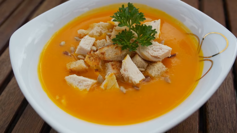 Zupa krem z dyni z kurczakiem i grzankami
