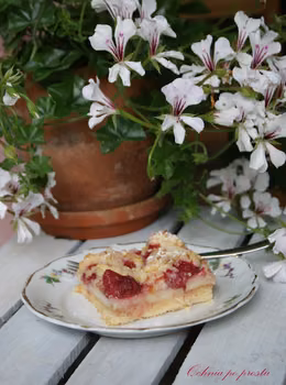Kruche ciasto z budyniem i truskawkami