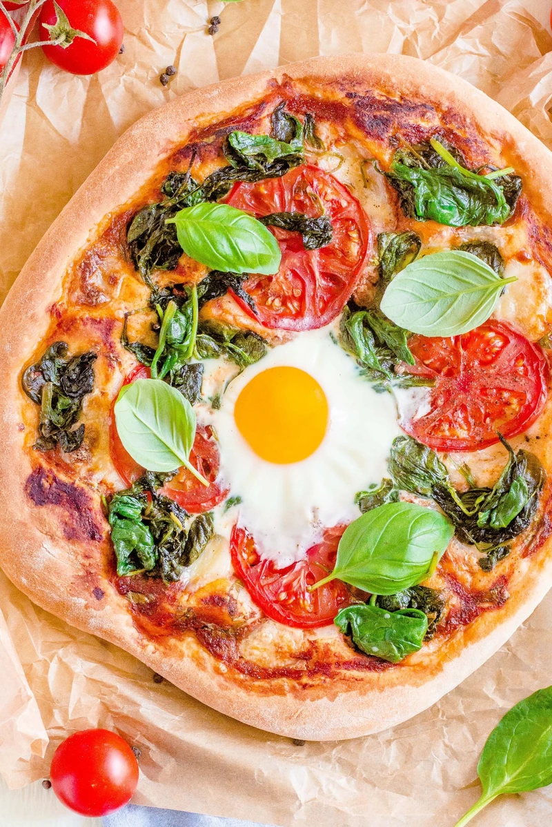Pizza ze szpinakiem i jajkiem