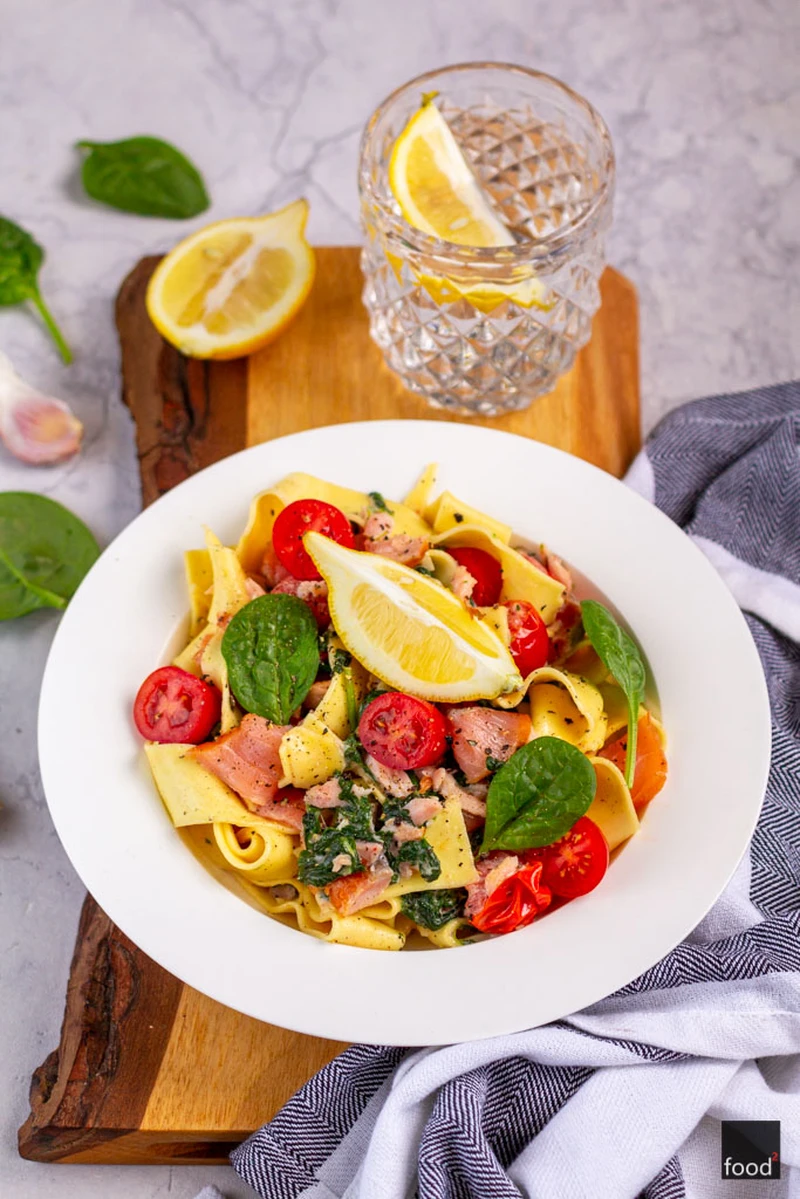 Makaron pappardelle z wędzonym łososiem i szpinakiem