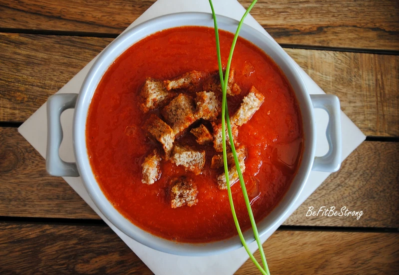 Zupa krem z pieczonej dyni i papryki z domowymi, pieczonymi grzankami paprykowymi