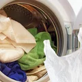 Włóż reklamówkę do bębna pralki! Ten trik pozwoli uporać się z uciążliwym problemem