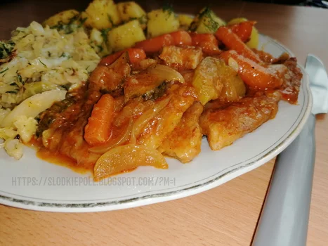 Schab w cebulowym gulaszu