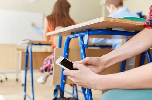 Koniec z telefonami w szkołach - projekt już przyjęty! Zakaz obejmie zarówno lekcje, jak i przerwy
