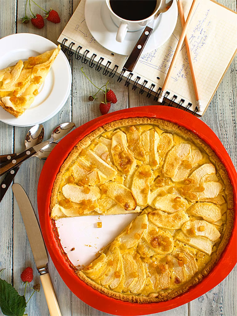 Tarta z jabłkami, kremem śmietankowym i skórką pomarańczową