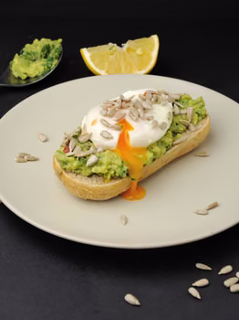 Jajko w Koszulce na Kanapce z Guacamole